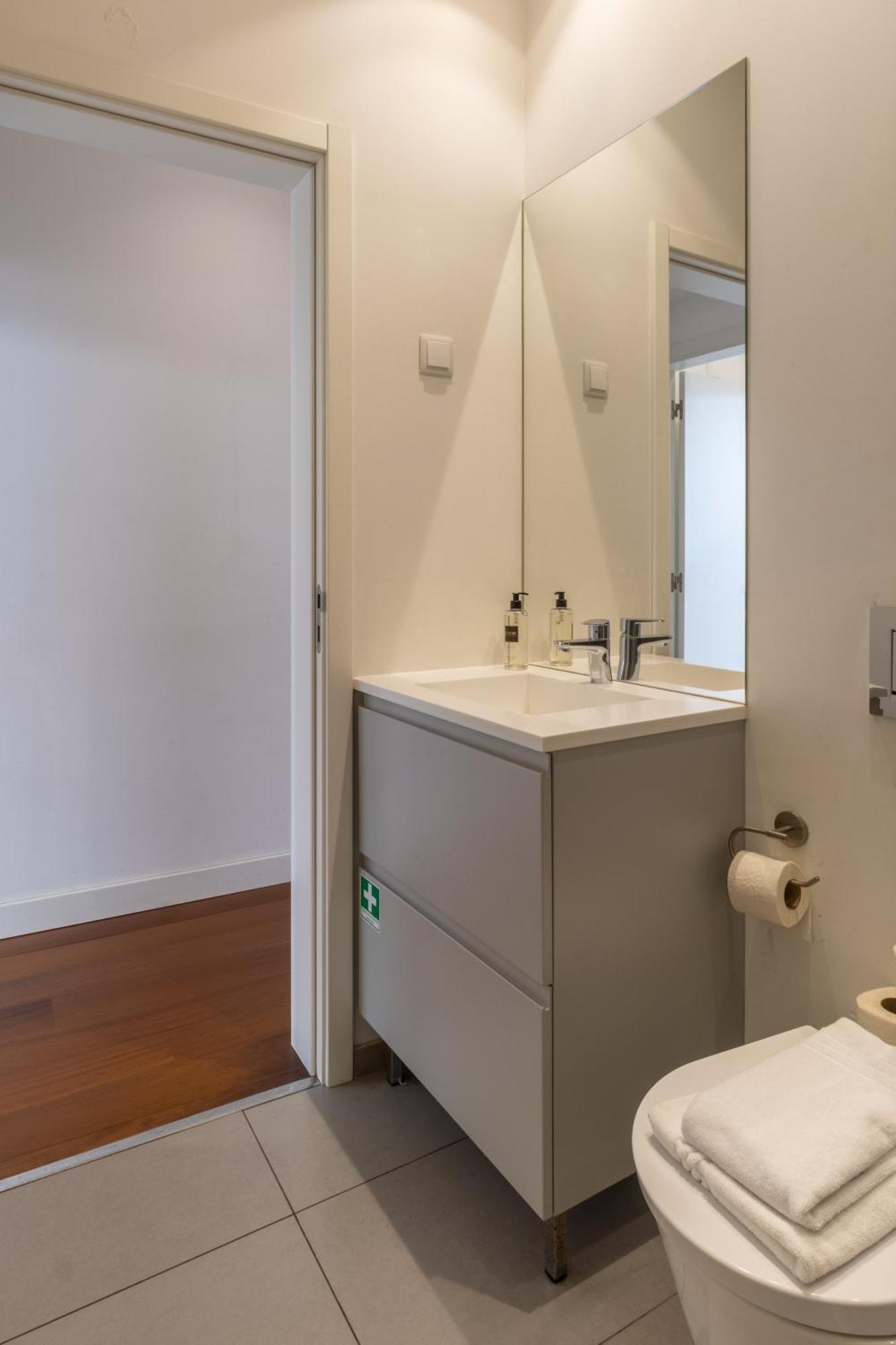 Апартаменти Modern 3Br, Terrace, Ac/Heating & Self Check-In Лісабон Екстер'єр фото