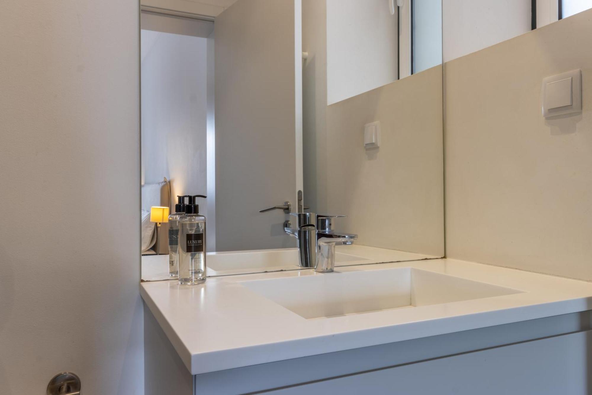 Апартаменти Modern 3Br, Terrace, Ac/Heating & Self Check-In Лісабон Екстер'єр фото